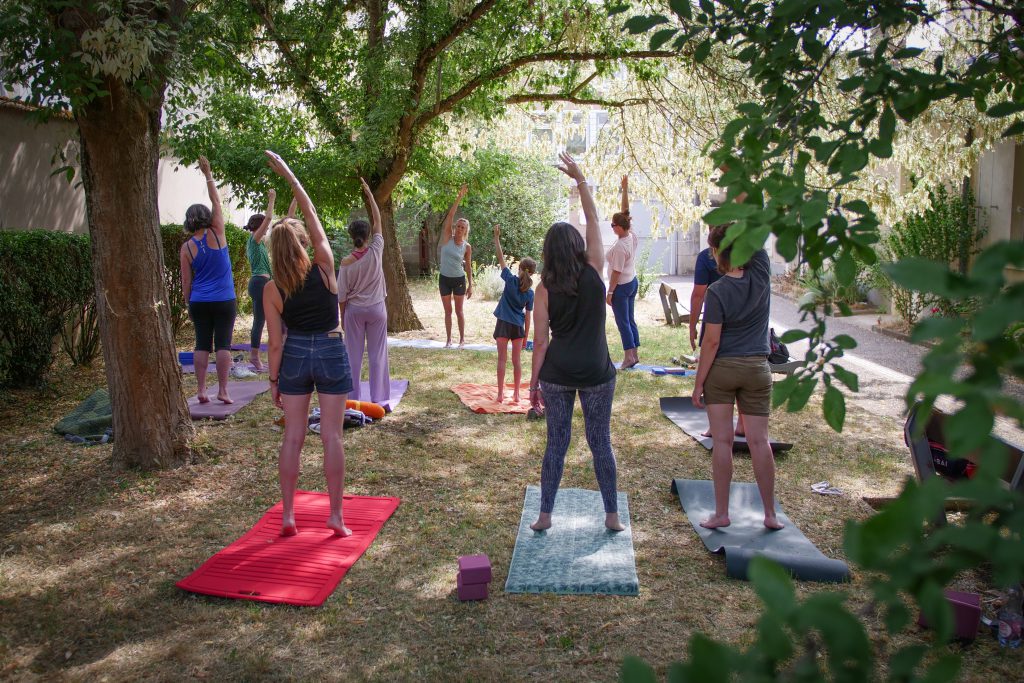 cours de yoga à nancy en extérieur avec notre professeur amelie