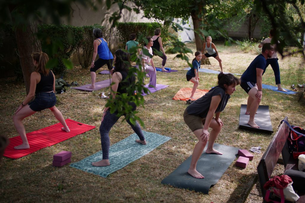 cours de yoga en extérieur avec yogamelie nancy