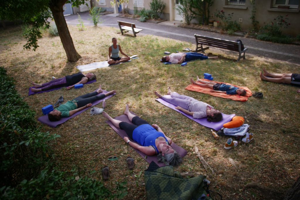 moment de méditation durant le cours de yoga en extérieur